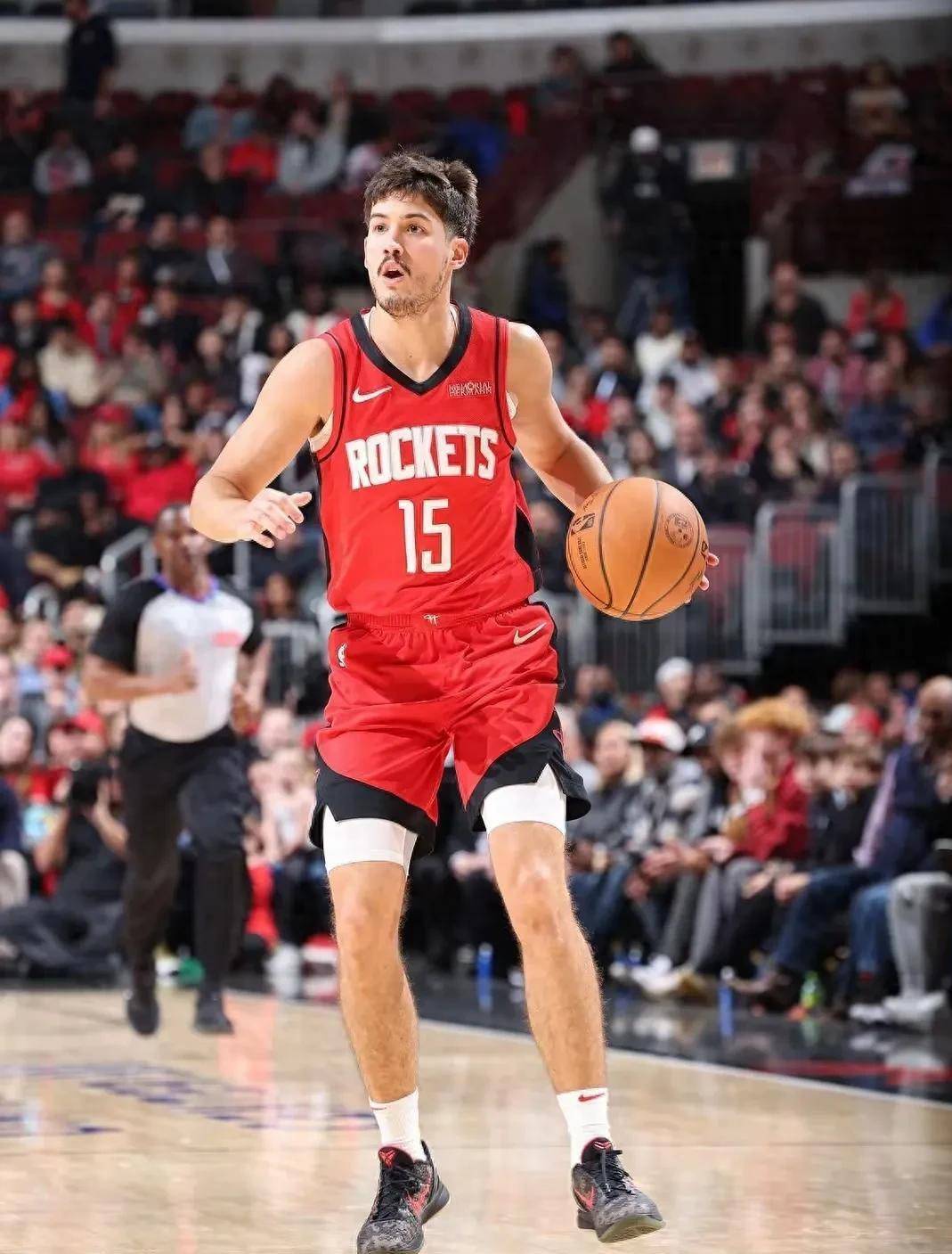 老鹰后卫阵容发威,射中关键绝杀 老鹰后卫阵容发威,射中关键绝杀